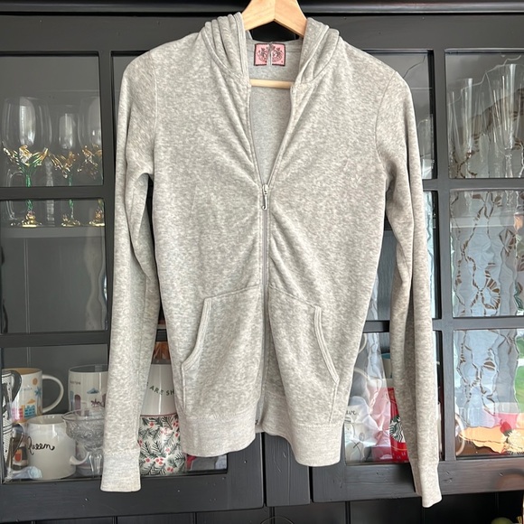 ✨ Juicy Couture Gray Velour Zip Hoodie Jacket Size Small ✨ - Picture 1 of 5